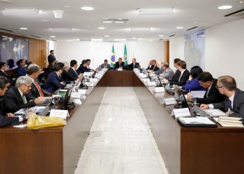 Bolsonaro já está reunido com os 22 ministros no Palácio do Planalto