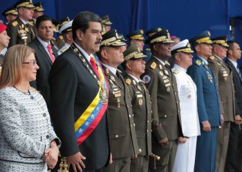 Militares juram lealdade a Maduro e rechaçam “ingerência externa”