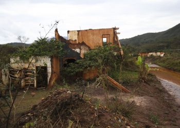 Pescadores fecham ferrovia após aval para Samarco mudar indenização