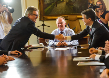 Governador anuncia instalação de usina solar na região norte do Estado