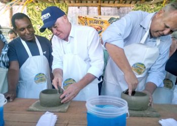 Casagrande visita local de fabricação da maior panela de barro do mundo