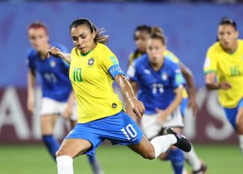 Com gol histórico de Marta, Brasil vence Itália e avança no Mundial