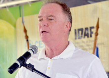 Casagrande entrega obras, equipamentos e assina convênio em Mucurici