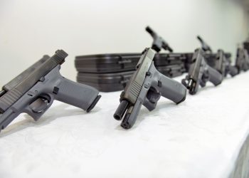 Governador entrega pistolas importadas à Polícia Militar para fortalecer combate ao crime