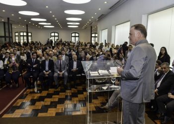 Casagrande sanciona leis que criam Fundo Soberano e Fundo da Infraestrutura
