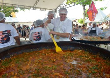 Governador participa da preparação da Maior Moqueca do Mundo