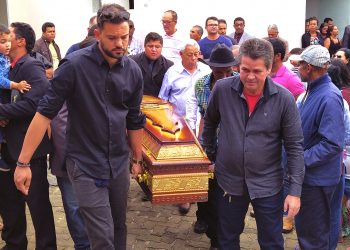 Multidão emocionada acompanha corpo do vereador Marcelo até o cemitério local