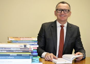 Indicação de Majeski propõe volta dos R$ 300 para estudante comprar material