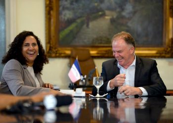 Renato Casagrande reassume Governo após missão internacional