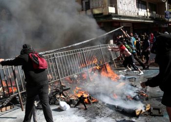 Manifestantes tentam invadir Congresso do Chile