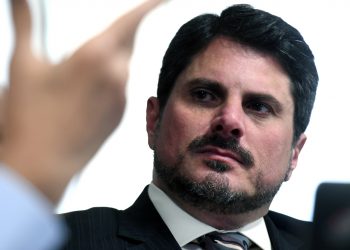 Senador Marcos do Val passa mal e é internado na UTI