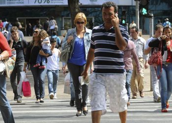 Taxa de desemprego no Brasil cai para 11,8%, revela IBGE