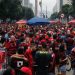 PM e torcedores se enfrentam em confusão após desfile do Flamengo