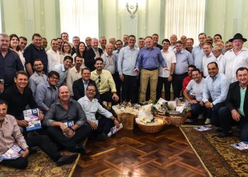 Renato Casagrande recebe prefeitos capixabas no Palácio Anchieta