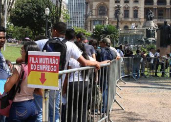 Desemprego cai no trimestre encerrado em novembro