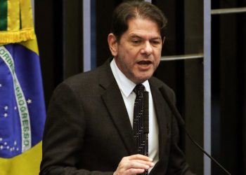 Senador Cid Gomes é hospitalizado após ser baleado no Ceará