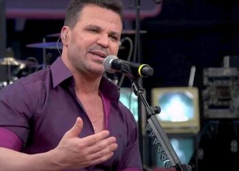 Eduardo Costa chora, quer parar carreira e se desculpa com Thaeme