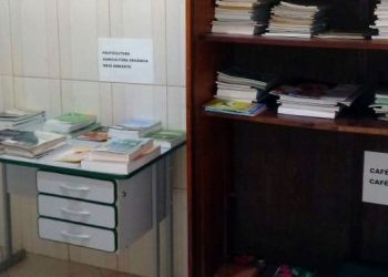 Incaper realiza doação de livros técnicos para Aimorés (MG)
