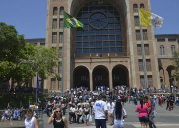 Santuário de Aparecida volta a receber fiéis após quatro meses fechado
