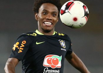 Meia-atacante brasileiro Willian pode trocar Chelsea por Arsenal