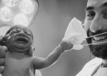 Bebê arranca máscara de médico após parto e foto viraliza