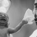 Bebê arranca máscara de médico após parto e foto viraliza