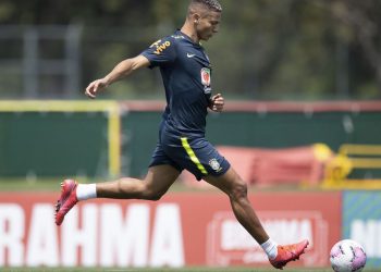 O capixaba Richarlison se recupera de lesão e é liberado para treinos na seleção