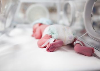 Mãe abandona filha recém-nascida diagnosticada com Covid-19