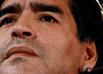 Com pranto e paixão, milhares de argentinos se despedem de Maradona