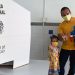 Candidato a prefeito de Montanha, André Sampaio, vota acompanhado da filha Laura