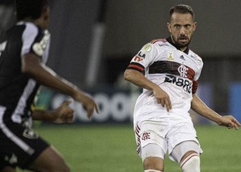 Flamengo vence o Botafogo e segue na cola do líder São Paulo