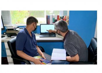 Jovem autista e pai concluem juntos faculdade de Direito no ES