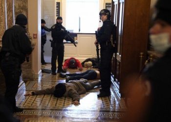 Manifestantes a favor de Trump invadem o Congresso dos EUA