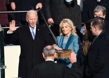Biden toma posse como presidente e diz: “Democracia venceu”