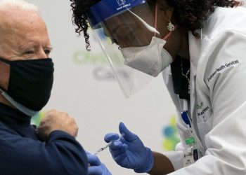 Joe Biden se vacina contra o coronavírus diante das câmeras de televisão