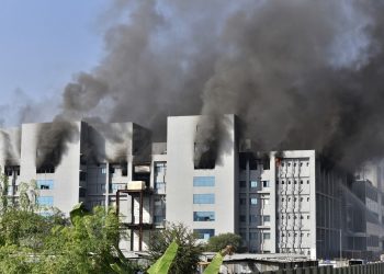 Cinco morrem em incêndio em prédio do Instituto Serum, fabricante de vacinas contra Covid-19 na Índia; produção não é afetada