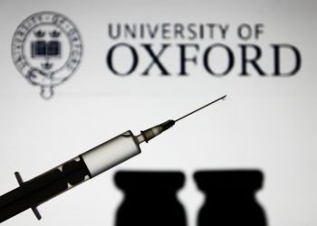 Avião com as vacinas de Oxford está a caminho do Brasil.