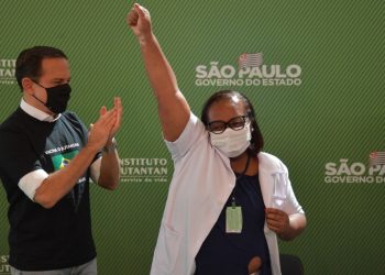Enfermeira de São Paulo é primeira brasileira vacinada contra covid-19