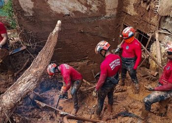Bombeiros acham corpo de garoto soterrado em Santa Maria de Itabira
