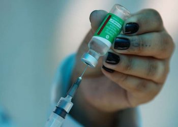 Brasil recebe lote com 2 milhões de vacinas de Oxford