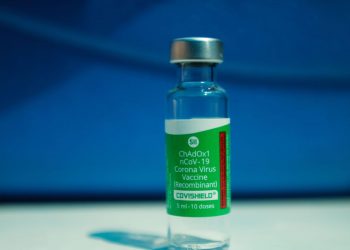 Oxford afirma que sua vacina é 76% eficaz por três meses após uma dose