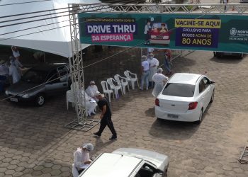 Emoção: drive-thru vacinação de idosos acima de 80 anos supera expectativas
