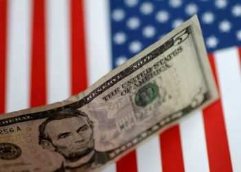 Dólar opera em alta e chega a R$ 5,87
