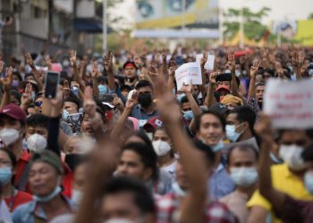 Policiais de Myanmar aderem a movimento de desobediência civil