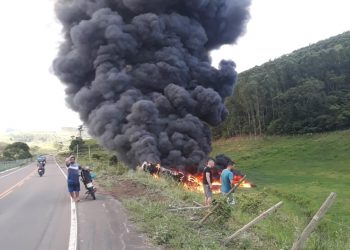Carreta de combustível tomba e pega fogo na rodovia Nova Venécia a São Gabriel da Palha; a pista está interditada