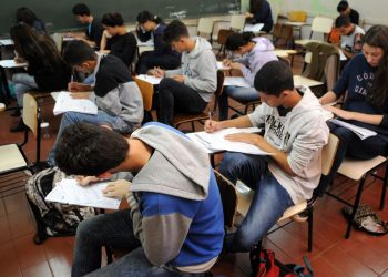 Livro didático para o novo ensino médio deve ser escolhido até amanhã