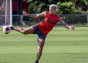 Com retorno de estrelas, Flamengo enfrenta Resende no Carioca