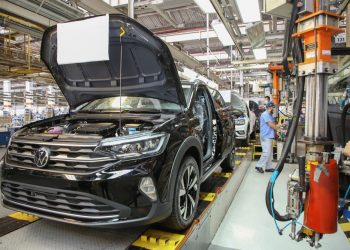 Volkswagen suspenderá produção no Brasil por agravamento da pandemia