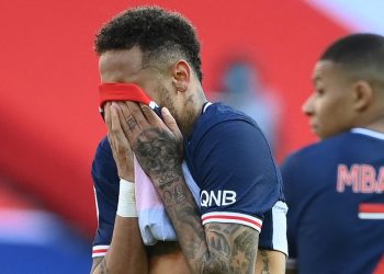 Neymar ganha apoio de fãs no Twitter, mas é criticado por revista e comparado a Ronaldinho