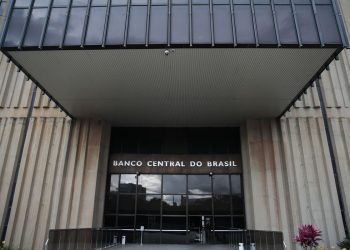 Atividade econômica cresce 1,7% em fevereiro, diz BC